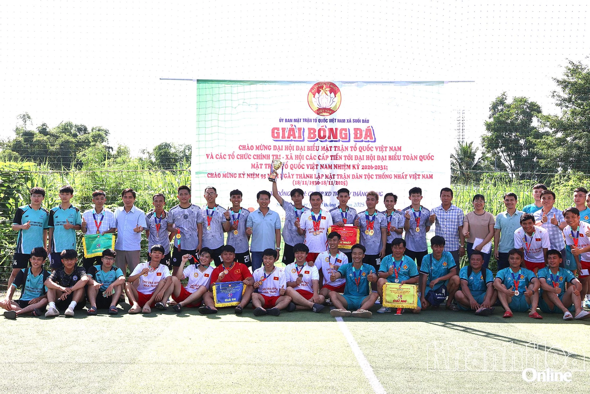 Ban Tổ chức trao giải và chụp hình cùng các đội thi.