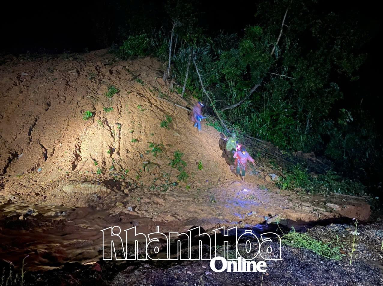 Lực lượng chức năng phải băng núi để đến hiênn trường vụ tai nạn, đưa nạn nhân đi cấp cứu.