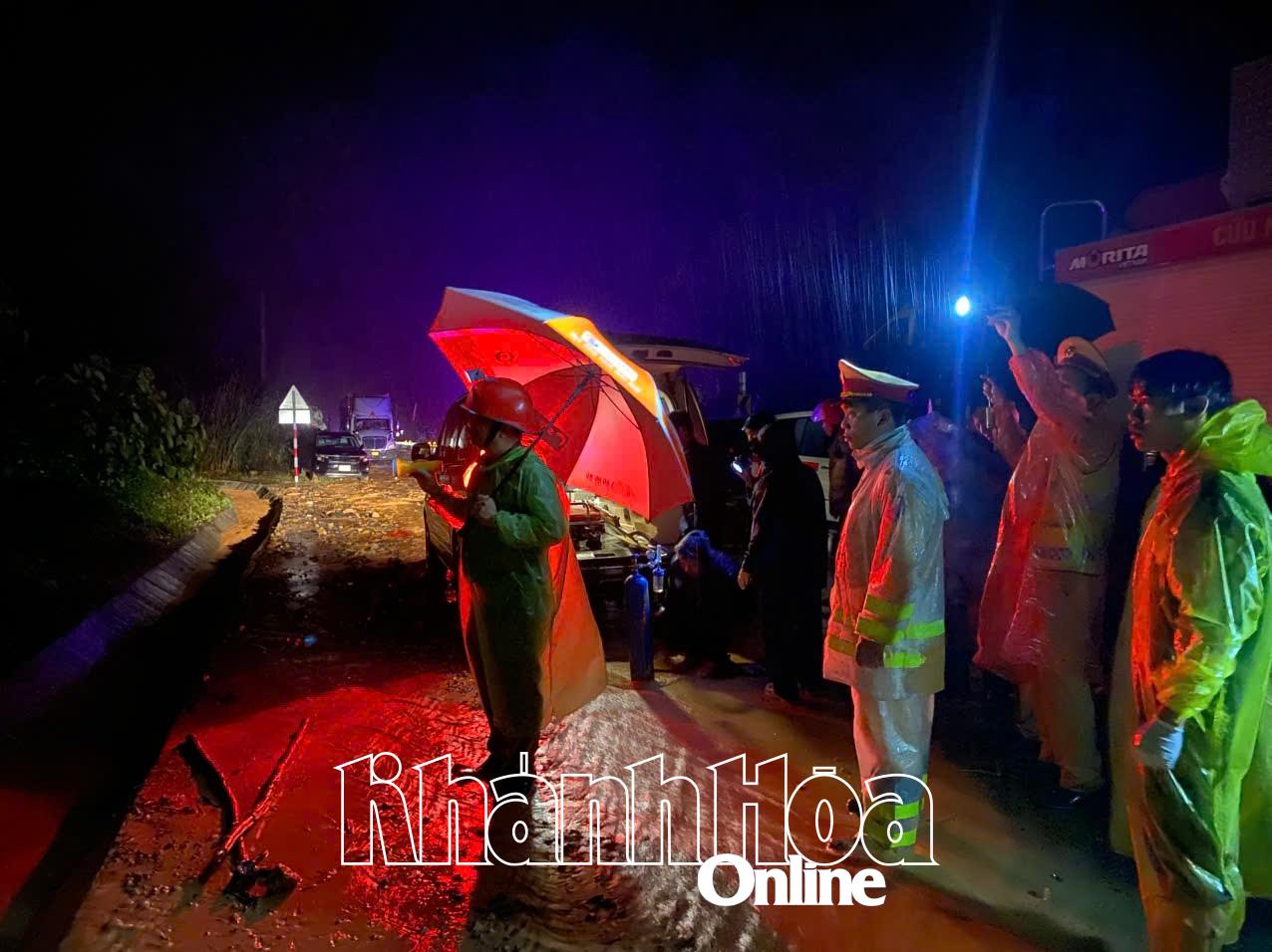 Các lực lượng chức năng của tỉnh tiếp cận hiện trường.