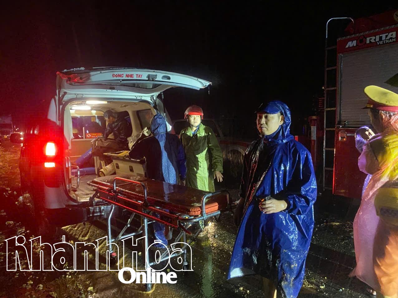 Nhiều xe cứu thương đuọc điều động đến hiện trường.