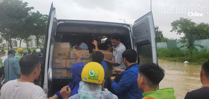 Hàng chục chuyến xe tình nguyện hỗ trợ nhu yếu phẩm cho người dân vùng lũ