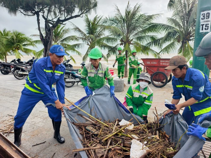 Công nhân môi trường TP. Hồ Chí Minh hỗ trợ thu gom rác ở bãi biển Nha Trang
