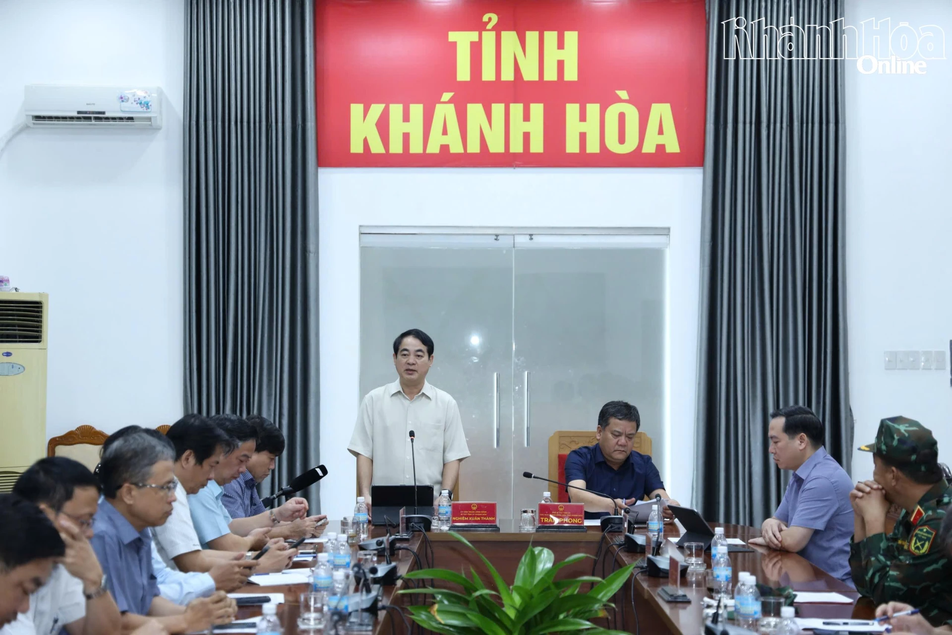 Đồng chí Bí thư Tỉnh ủy phát biểu chỉ đạo tại cuộc họp.