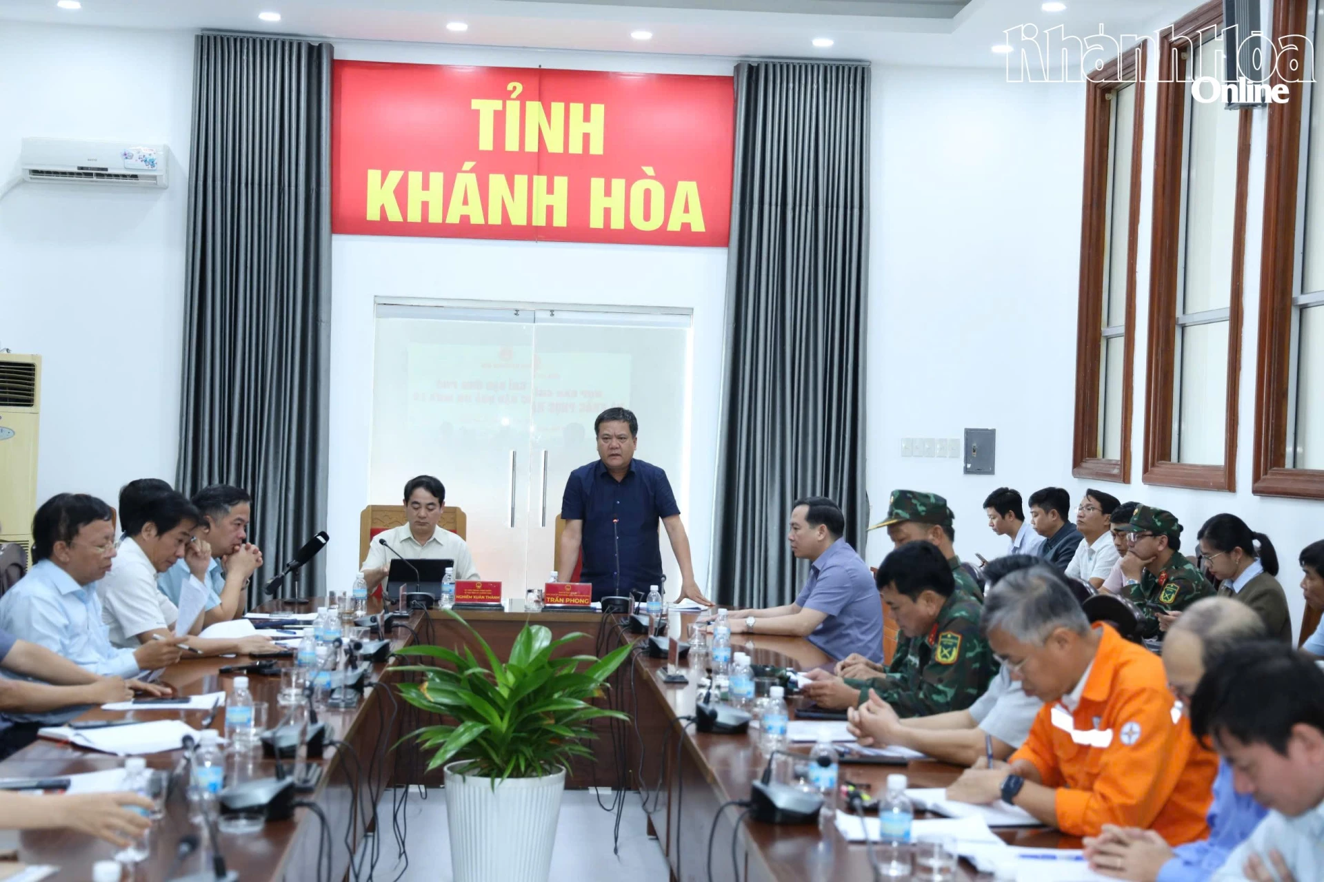 Đồng chí Chủ tịch UBND tỉnh phát biểu tại cuộc họp.