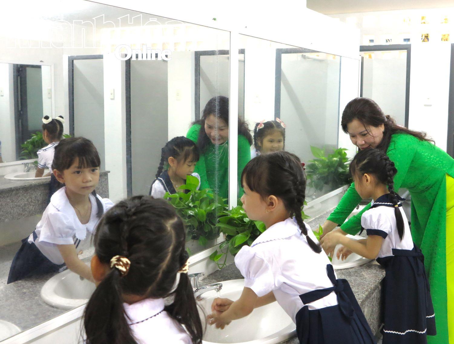 Trường Tiểu học Phước Tiến (phường Nha Trang) vừa đầu tư nâng cấp, cải tạo nhà vệ sinh học sinh hiện đại.