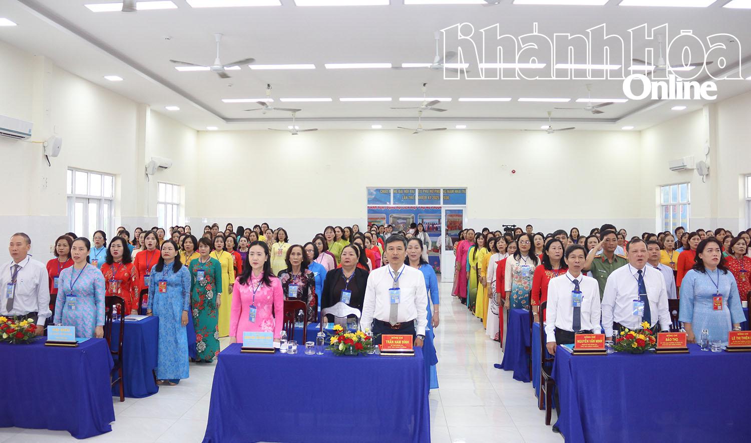 Các đại biểu thực hiện nghi lễ chào cờ.