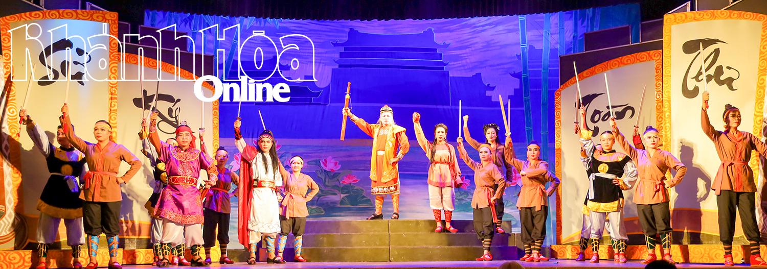 Cảnh hào trưởng Khúc Thừa Dụ dấy binh chống lại sự cai trị của nhà Đường trong vở Phụng vũ trời Nam.