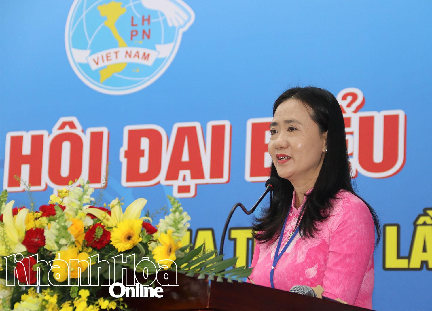 Đồng chí Nguyễn Quỳnh Nga Phó Chủ tịch Ủy ban MTTQ Việt Nam tỉnh, Chủ tịch Hội Liên hiệp Phụ nữ tỉnh phát biểu chỉ đạo đại hội.