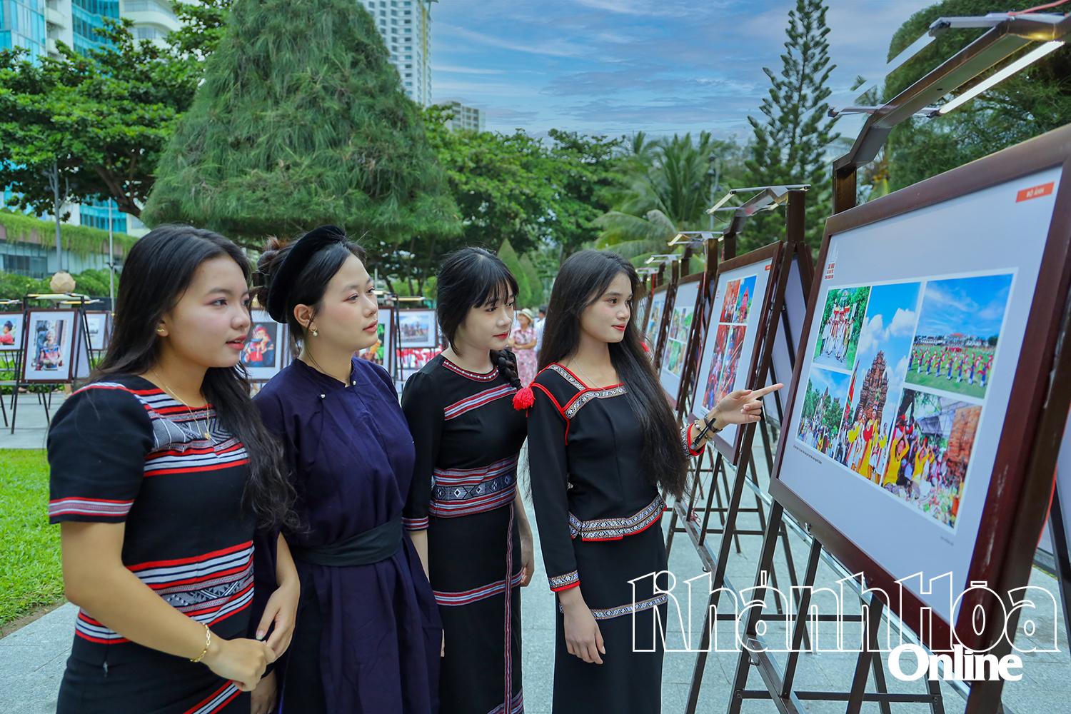 Học sinh Trường Dự bị Đại học Dân tộc Trung ương Nha Trang xem các tác phẩm được giới thiệu tại triển lãm.