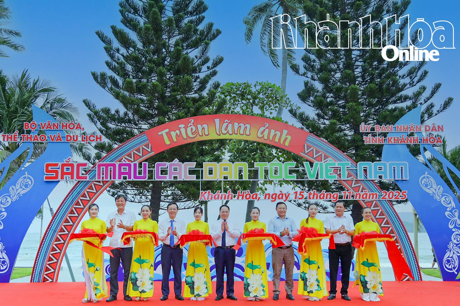 Đại biểu thực hiện nghi thức cắt băng khai mạc triển lãm Sắc màu các dân tộc Việt Nam.