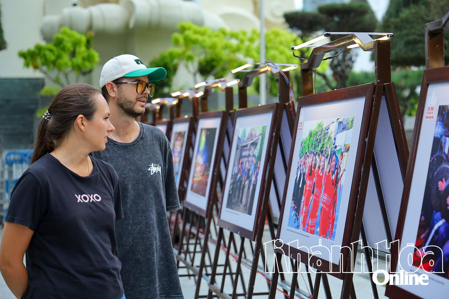 Du khách nước ngoài xem ảnh tại triển lãm “Sắc màu các dân tộc Việt Nam”.