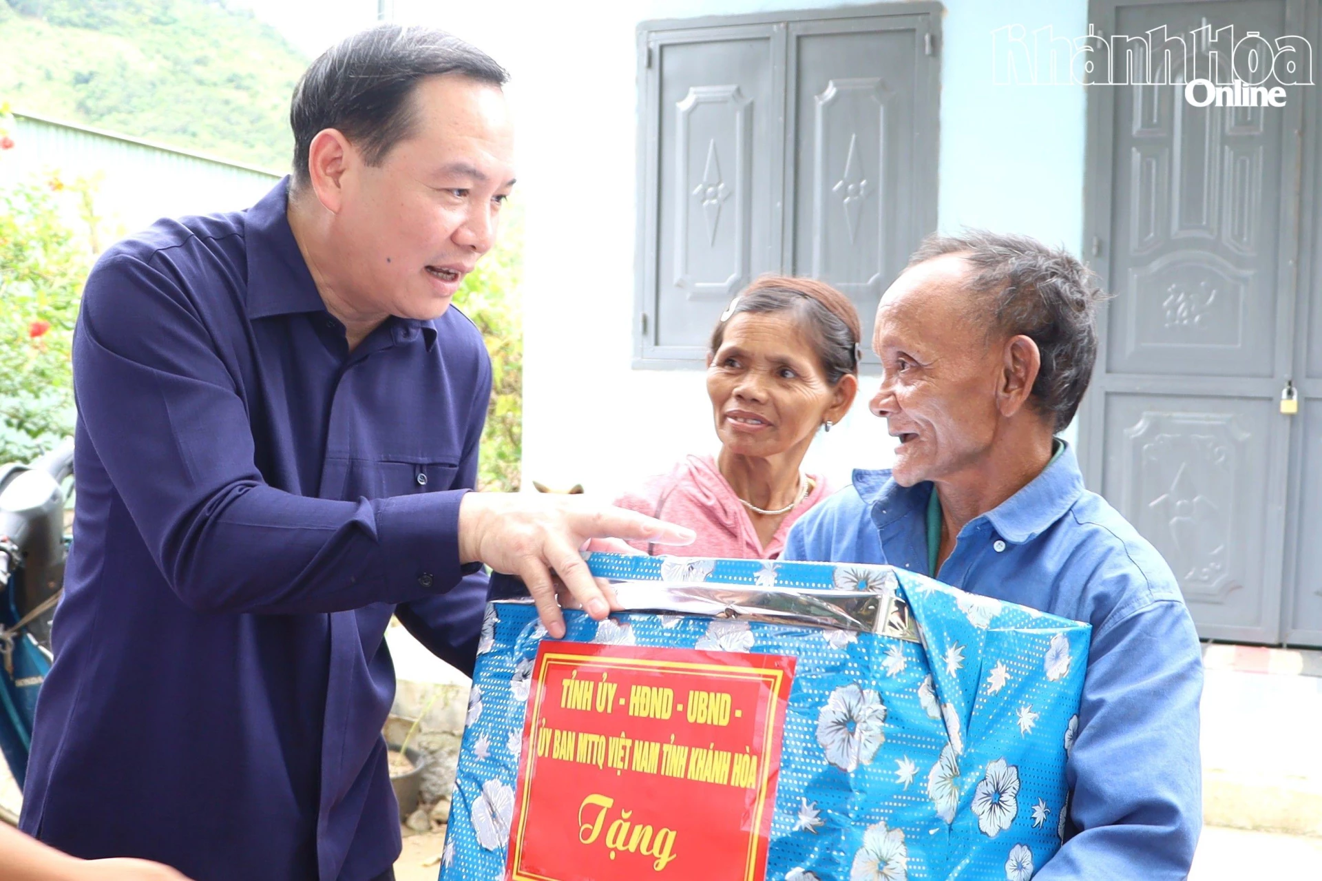 Đồng chí Hồ Xuân Trường tặng quà động viên gia đình ông Pi Năng Hiếu (thôn Suối Rua, xã Bác Ái).