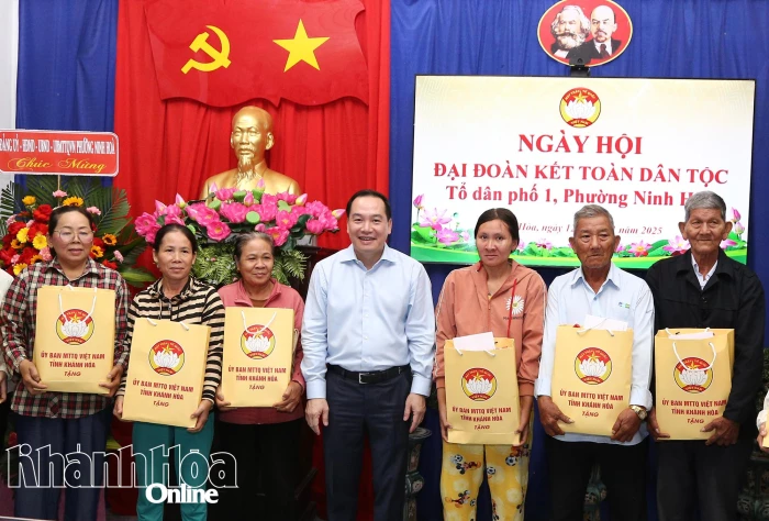 Phó Bí thư Thường trực Tỉnh ủy Hồ Xuân Trường dự Ngày hội Đại đoàn kết toàn dân tộc tại phường Ninh Hòa