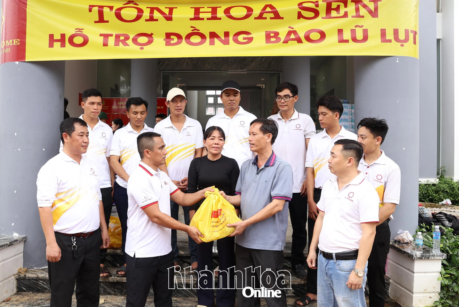 Ông Trầng Đình Tài - Phó Tổng Giám đốc Tập đoàn Hoa Sen trao hàng cứu trợ cho lãnh đạo UBND xã Diên Thọ để phân bổ cho người dân.