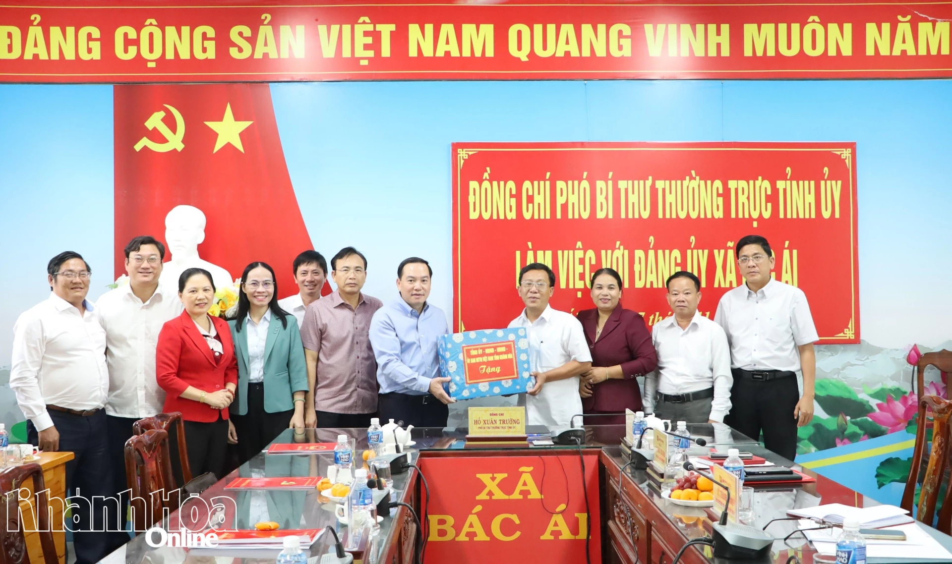 Đồng chí Hồ Xuân Trường tặng quà động viên Đảng ủy xã Bác Ái.