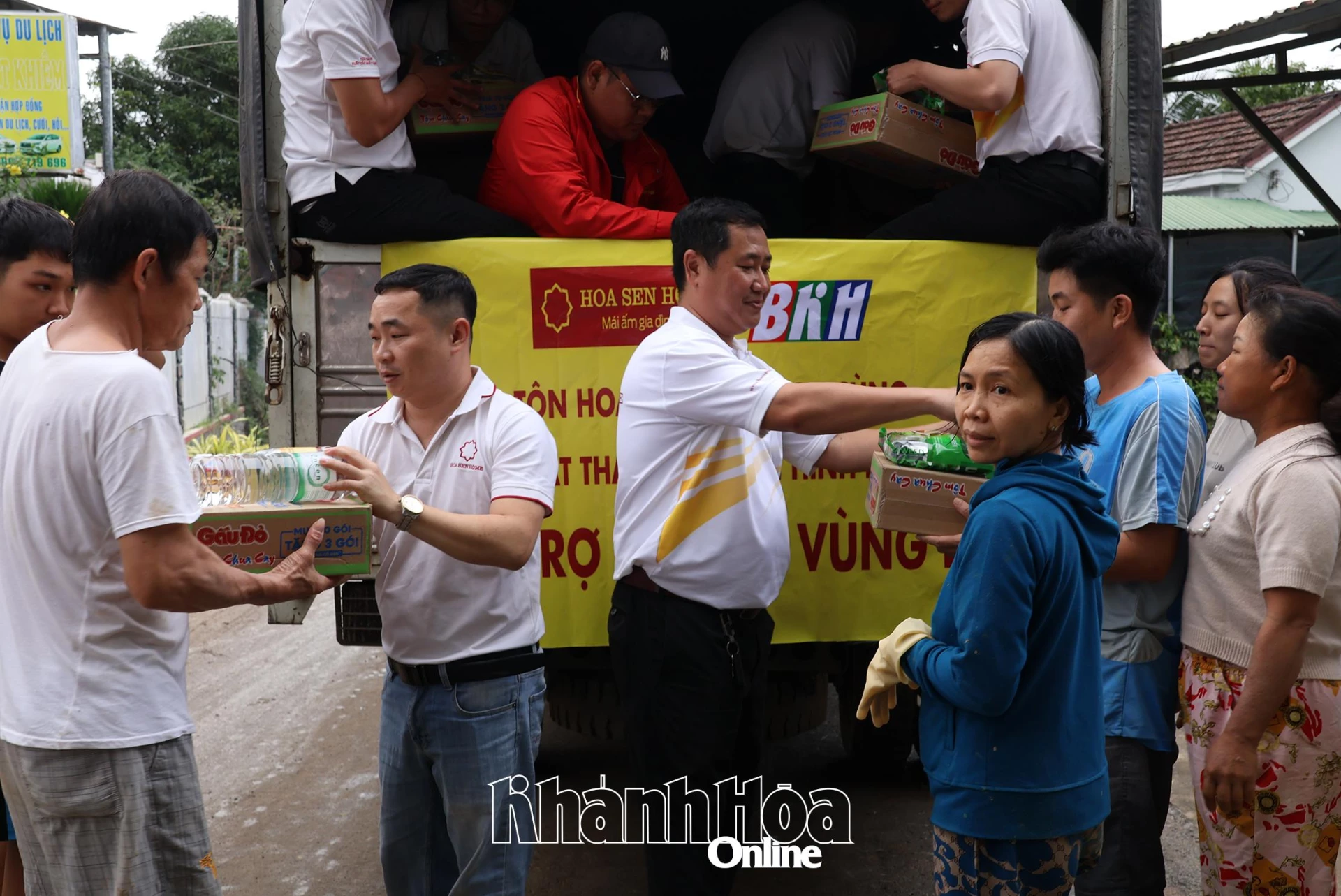 Lãnh đạo Tập đoàn Hoa Sen trao hàng cứu trợ cho người dân Khu Dân cư Đại Điền Tây 1.