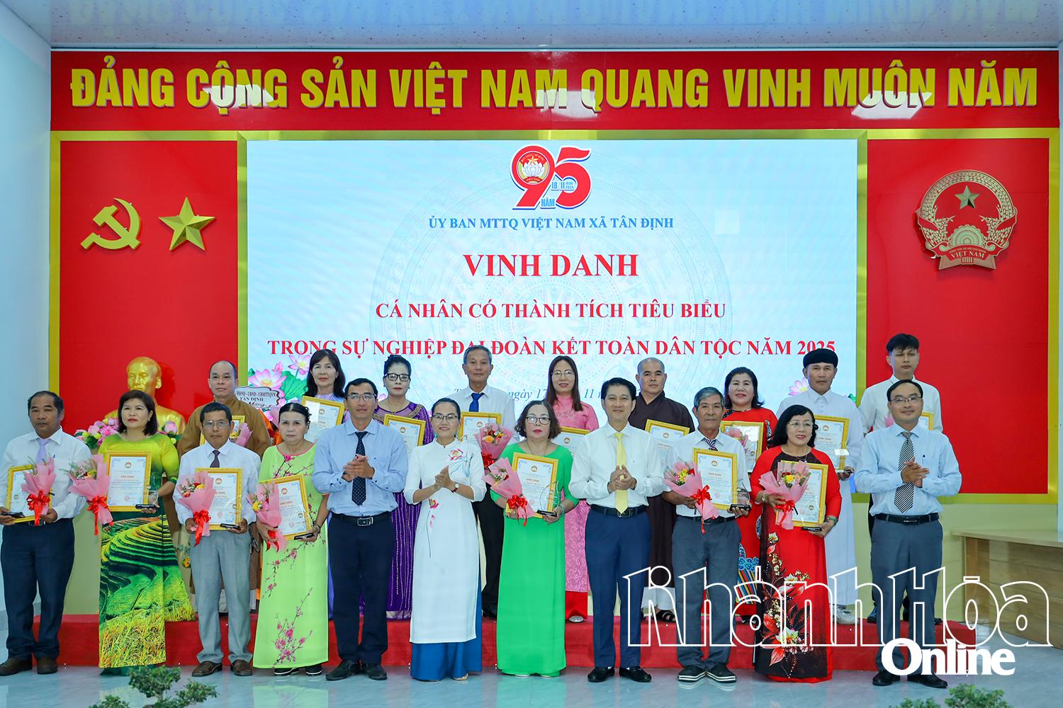 Lãnh đạo xã Tân Định khen thưởng các cá nhân tiêu biểu trong sự nghiệp đại đoàn kết trên địa bàn xã.