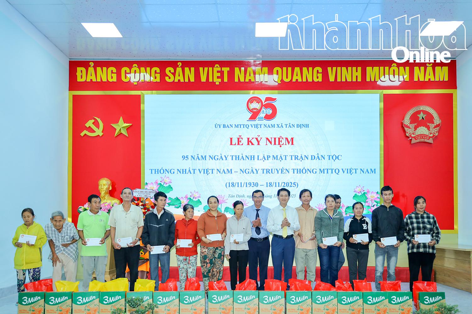 Lãnh đạo xã Tân Định trao quà cho các hộ có hoàn cảnh khó khăn.