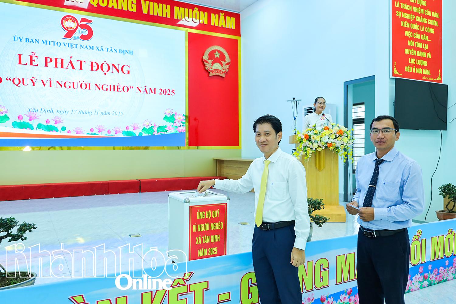 Lãnh đạo xã Tân Định quyên góp ủng hộ Quỹ “Vì người nghèo”.