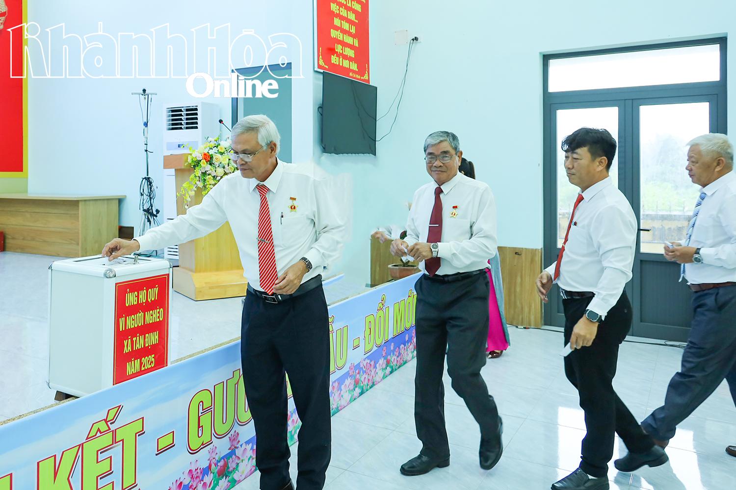 Các đại biểu tham dự buổi lễ quyên góp ủng hộ Quỹ “Vì người nghèo”.