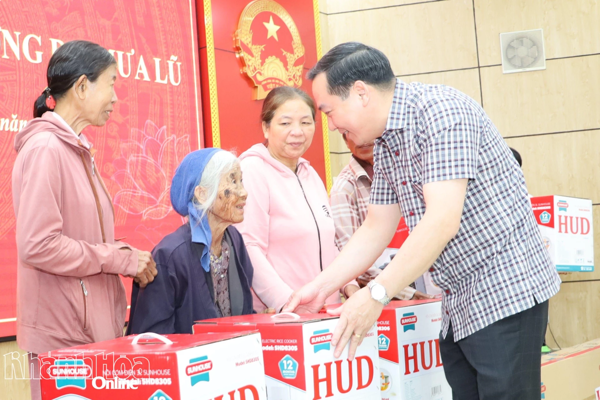 Đồng chí Hồ Xuân Trường trao quà cho người dân phường Ninh Hòa.