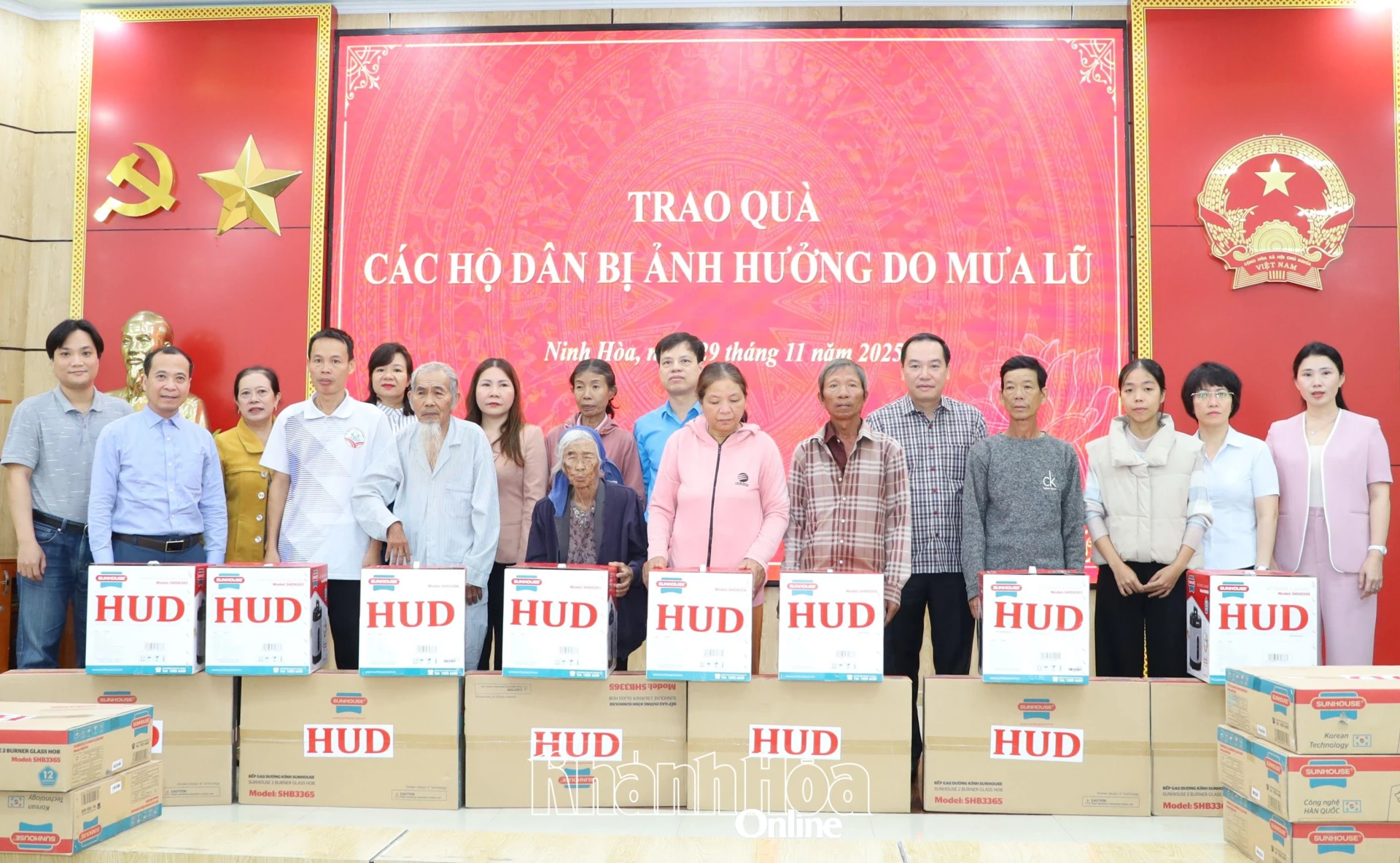 Đồng chí Hồ Xuân Trường cùng các ban, ngành, địa phương, doanh nghiệp trao quà cho người dân phường Ninh Hòa.