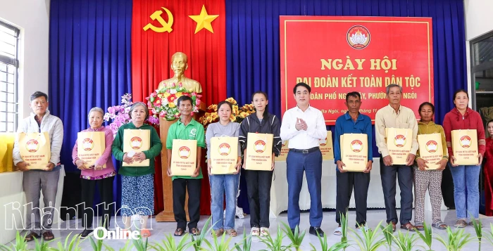 Bí thư Tỉnh ủy Nghiêm Xuân Thành dự Ngày hội Đại đoàn kết toàn dân tộc tại phường Ba Ngòi