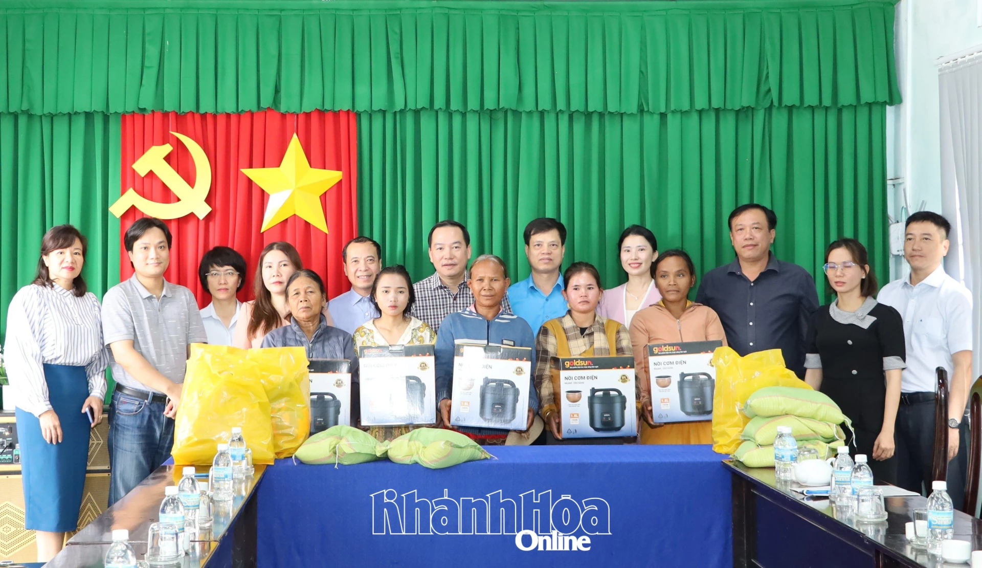 Đồng chí Hồ Xuân Trường cùng lãnh đạo các ban, ngành, địa phương và doanh nghiệp trao quà cho người dân xã Tây Ninh Hòa.