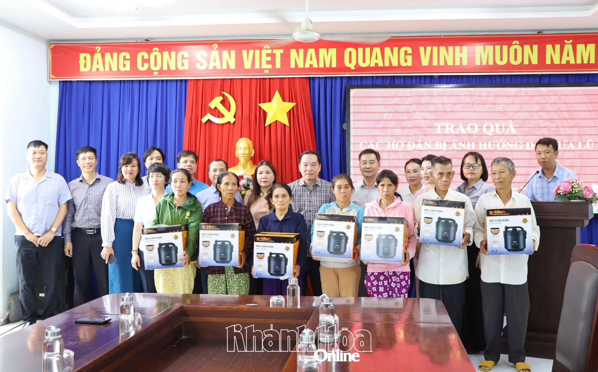 Đồng chí Hồ Xuân Trường cùng lãnh đạo các ban, ngành, địa phương và doanh nghiệp trao quà cho người dân phường Hòa Thắng.