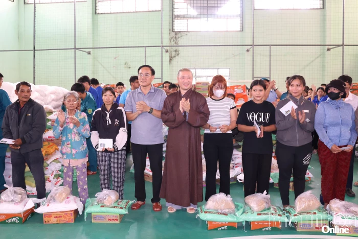 Trao hơn 1.000 suất quà đến người dân vùng lũ