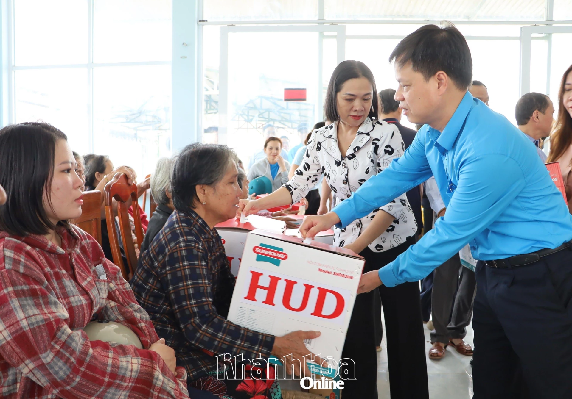 Đại diện Tổng Công ty Đầu tư phát triển Nhà và Đô thị HUD trao quà cho người dân xã Diên Điền.