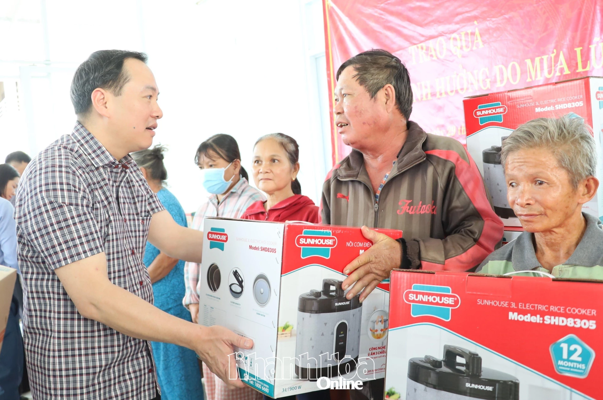 Đồng chí Hồ Xuân Trường trao quà cho người dân xã Diên Điền.