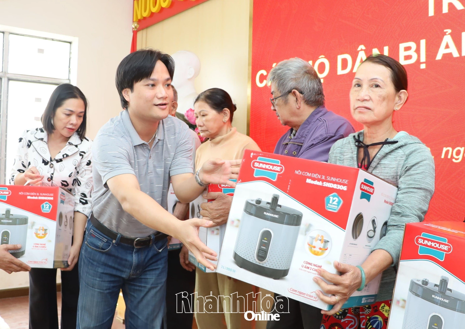 Đại diện các doanh nghiệp đến từ Hà Nội trao quà cho người dân xã Diên Khánh.