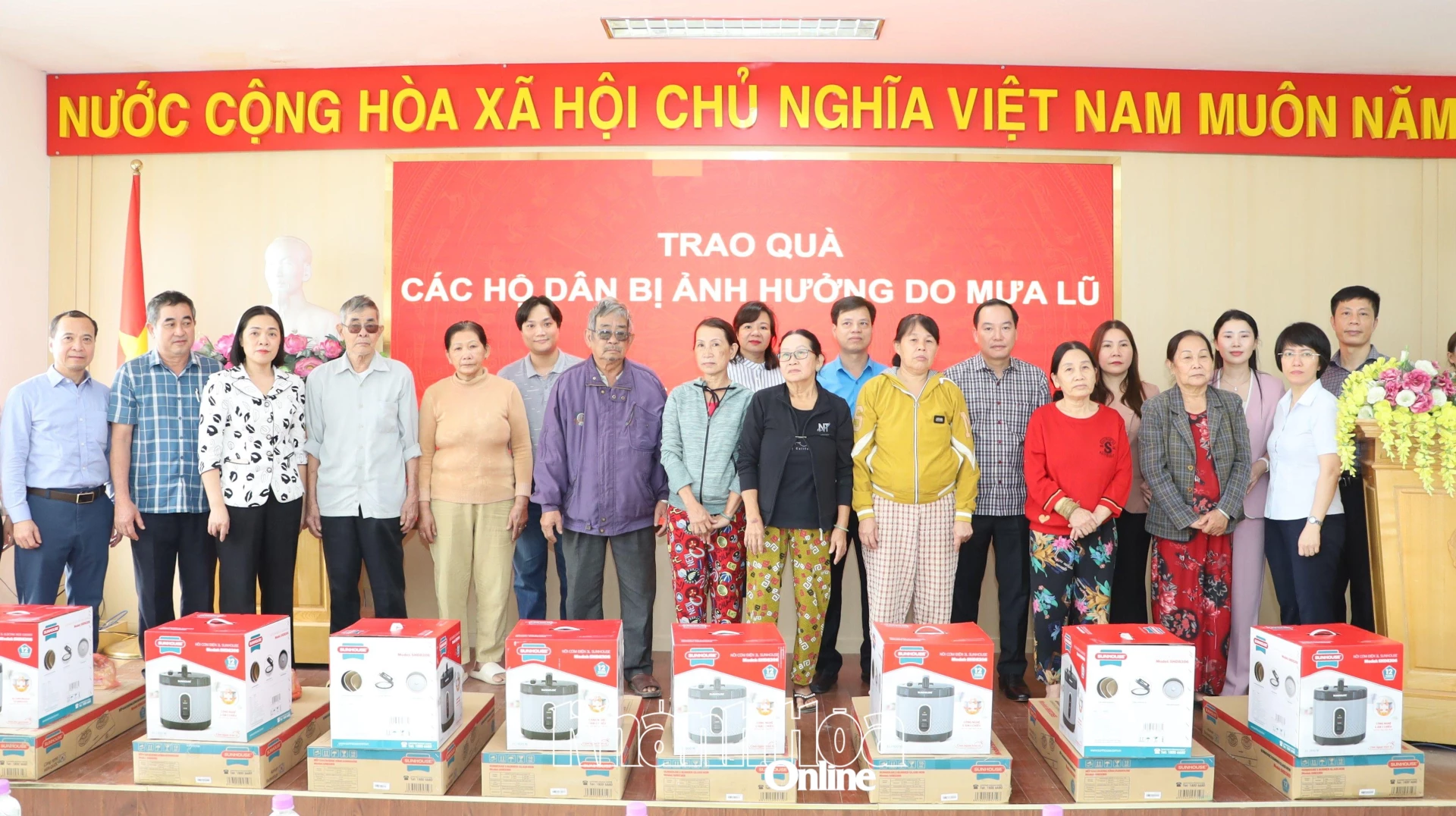 Đồng chí Hồ Xuân Trường cùng lãnh đạo các ban, ngành, địa phương và doanh nghiệp trao quà cho người dân xã Diên Khánh.