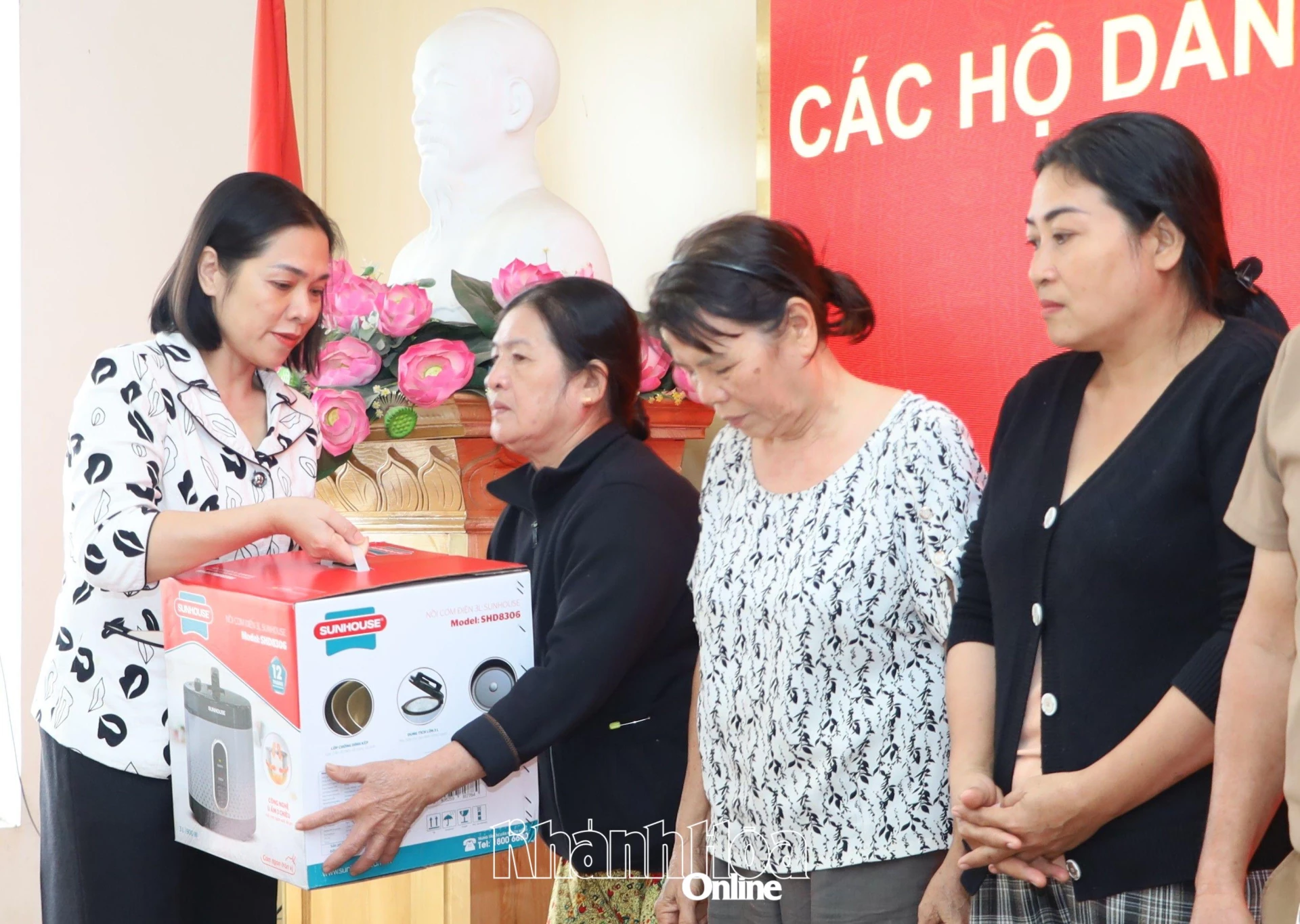 Đồng chí Trần Thu Mai trao quà cho người dân xã Diên Khánh.