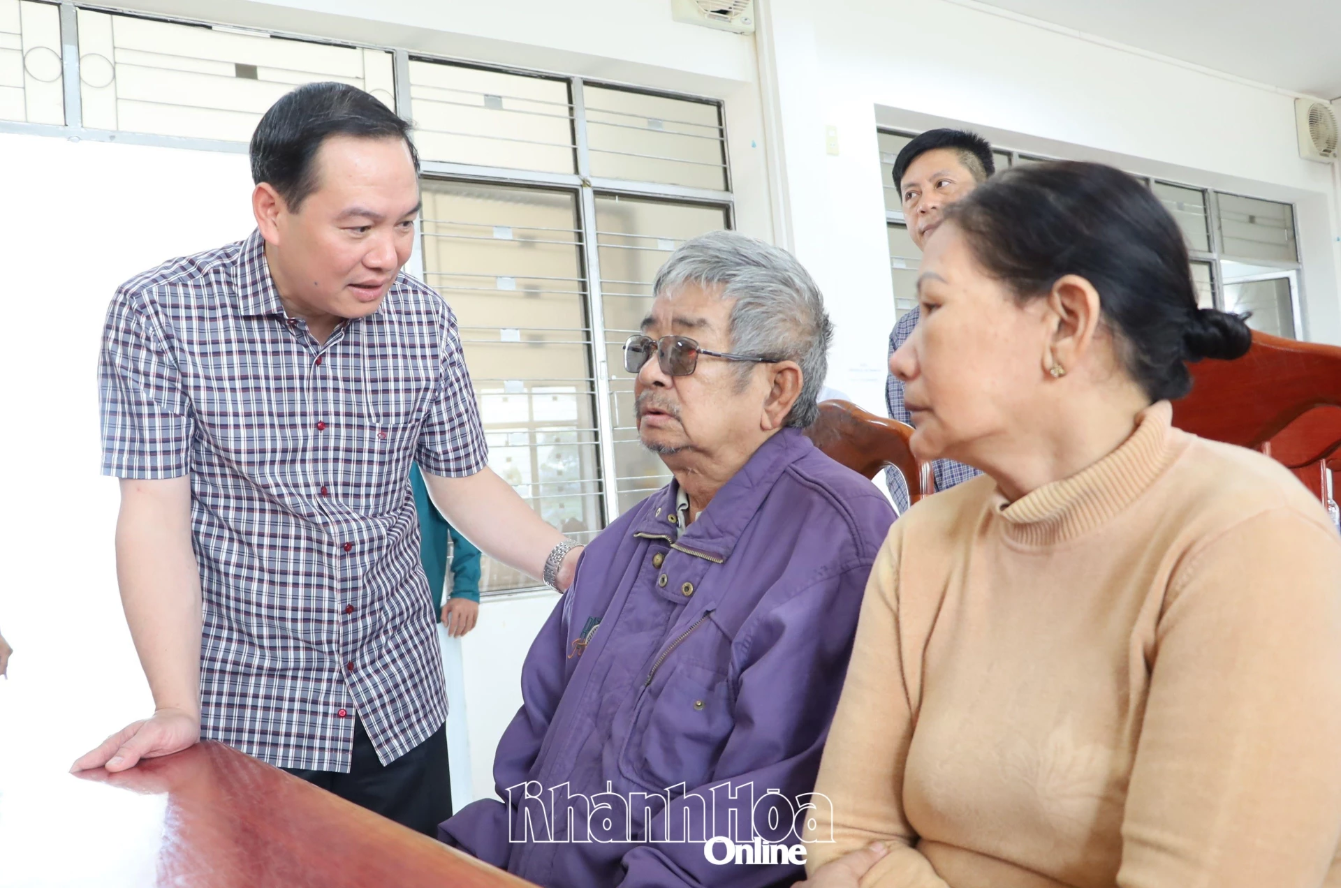 Đồng chí Hồ Xuân Trường thăm hỏi, chia sẻ khó khăn và động viên người dân xã Diên Khánh.