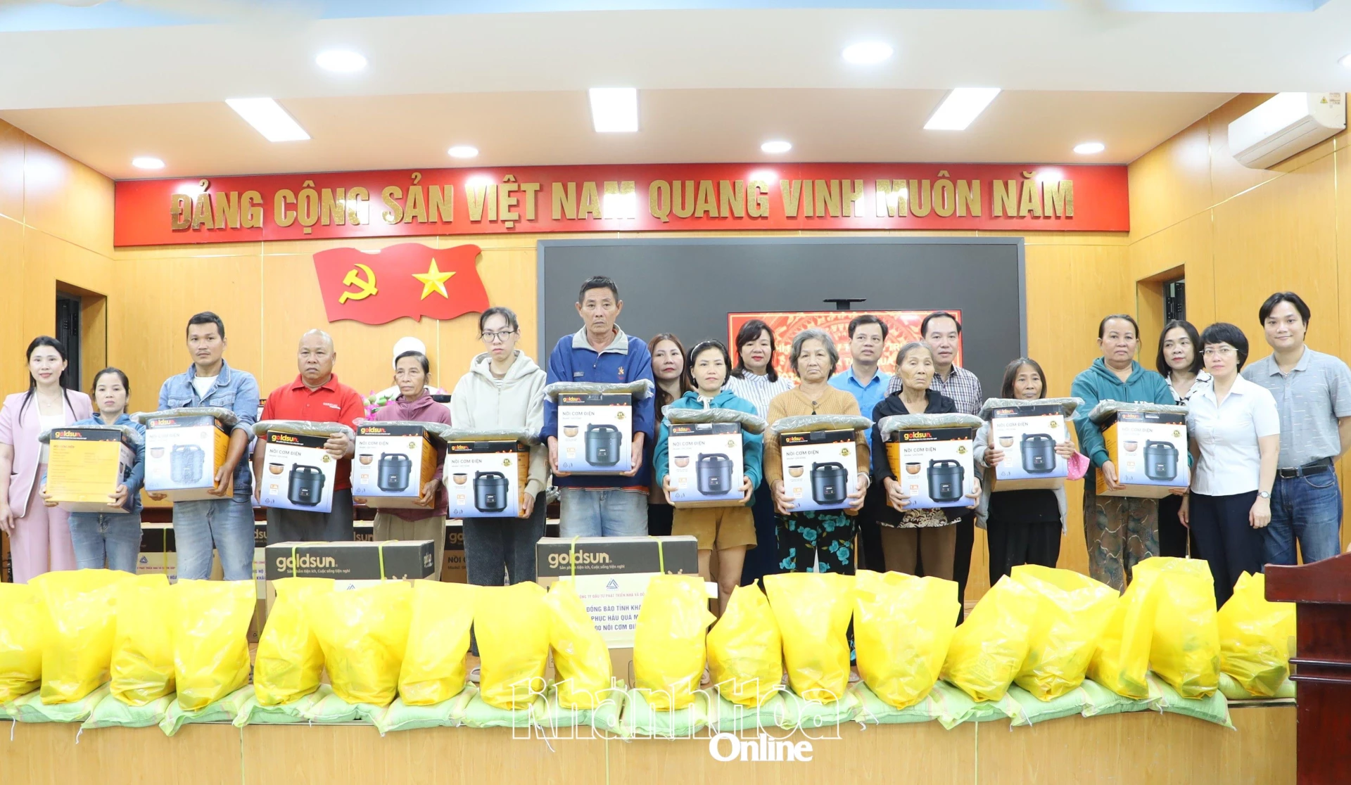 Đồng chí Hồ Xuân Trường cùng lãnh đạo các ban, ngành, địa phương và doanh nghiệp trao quà cho người dân phường Tây Nha Trang.