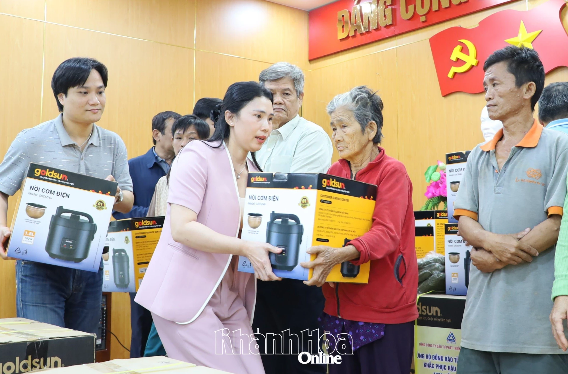 Đại diện các doanh nghiệp trao quà cho người dân phường Tây Nha Trang.