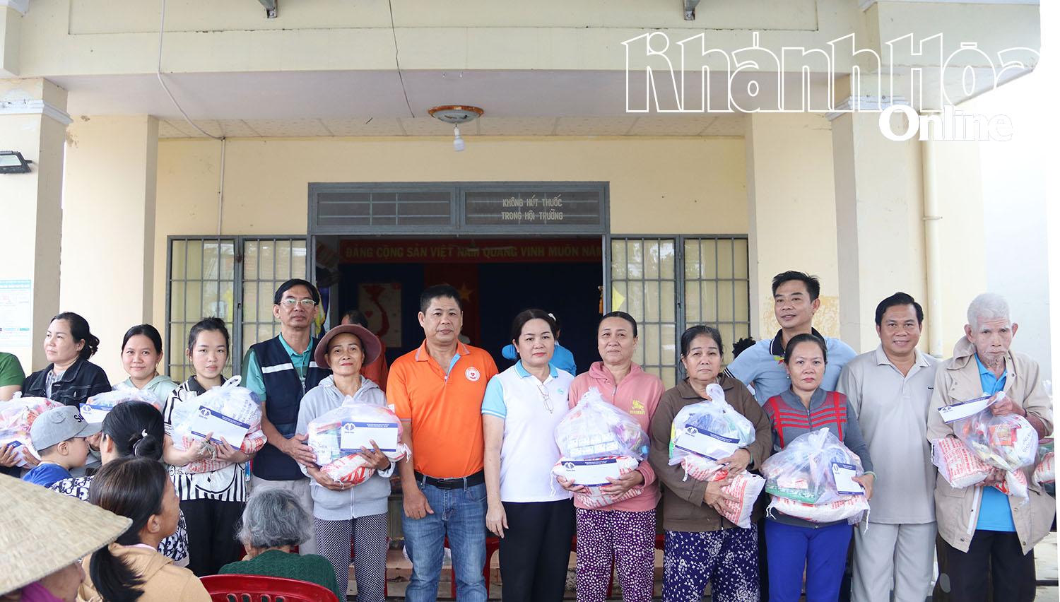 Trao quà cho người dân thôn Phong Ấp, xã Tân Định. 