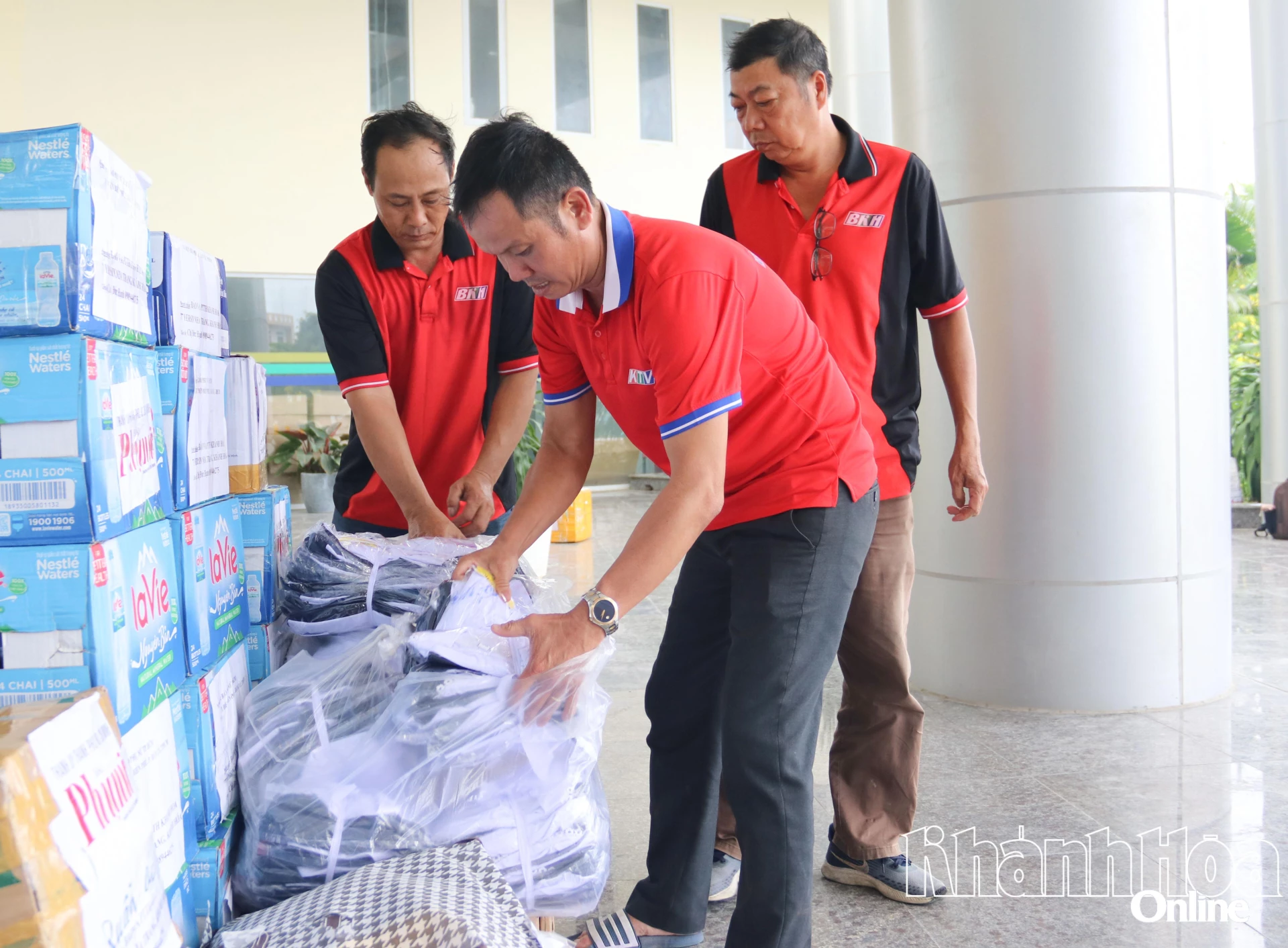 Đồng phục học sinh được sắp xếp, phân bổ để trao tặng cho học sinh các trường.