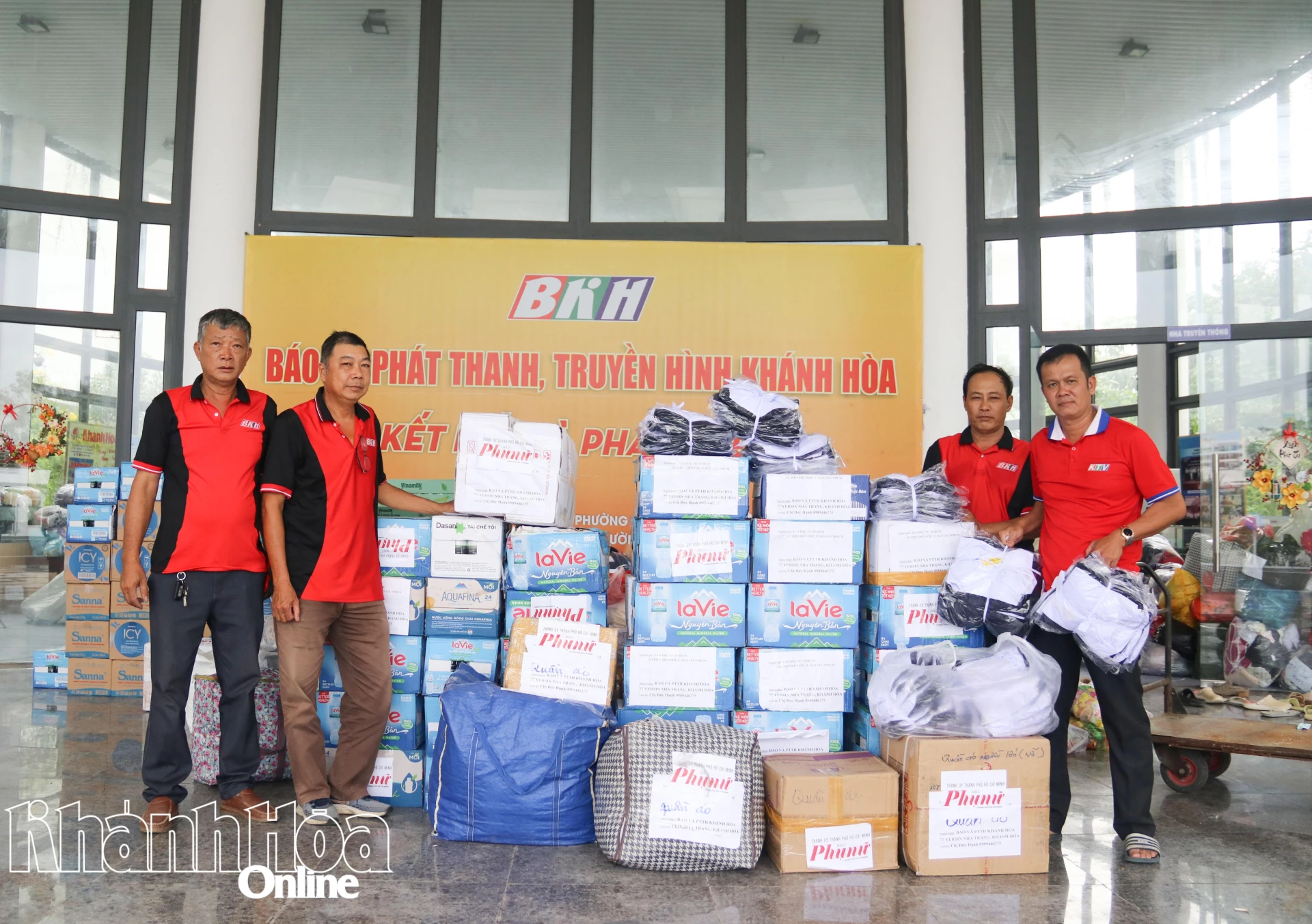 Báo và Phát thanh, Truyền hình Khánh Hòa tiếp nhận đồng phục và dụng cụ học tập do Báo Phụ nữ TP. Hồ Chí Minh gửi đến hỗ trợ học sinh vùng lũ.