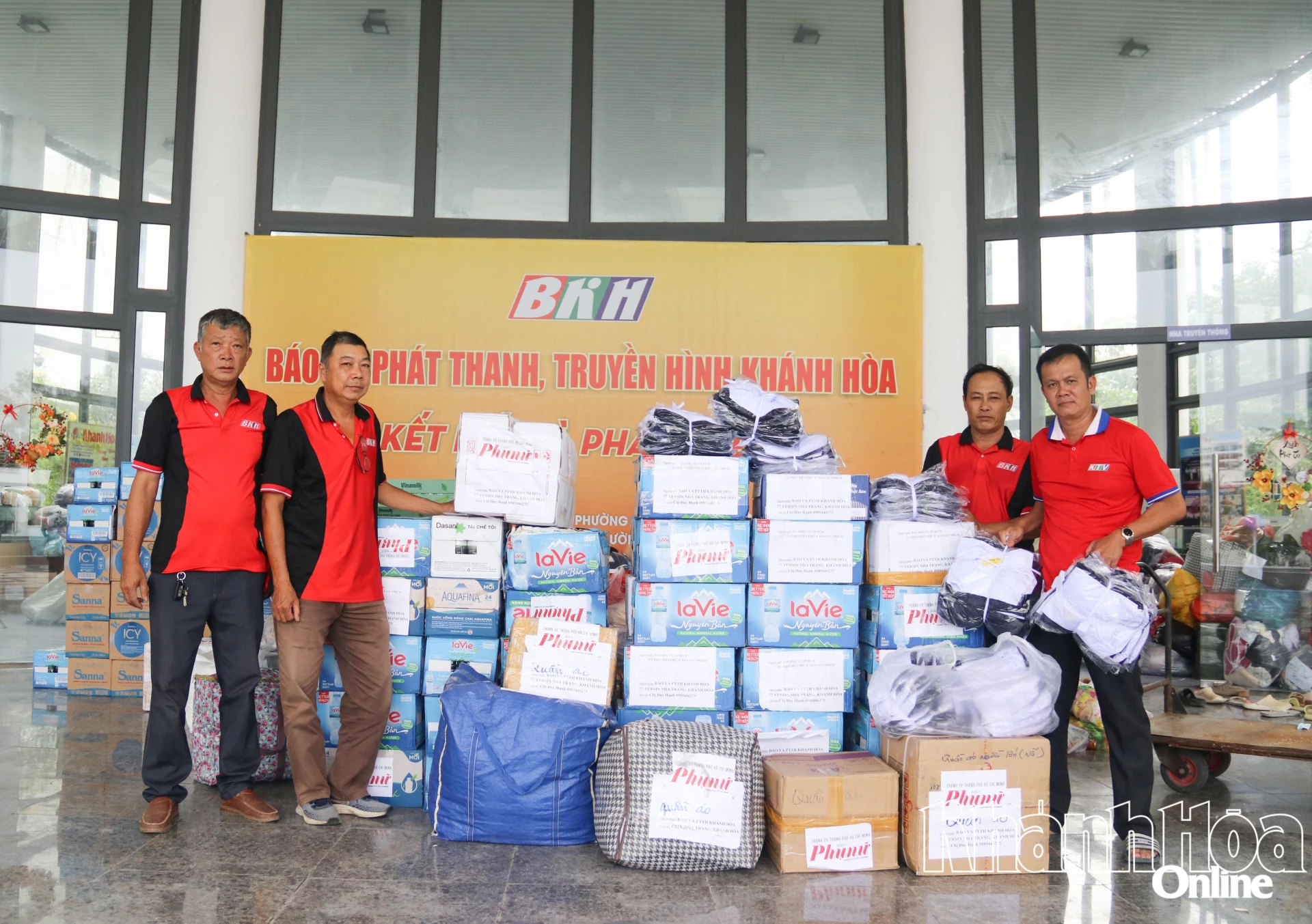 Ngày 26-11, Báo và Phát thanh, Truyền hình Khánh Hòa đã tiếp nhận thêm 3 chuyến hàng với tổng cộng 6 tấn hàng do Báo Phụ nữ TP. Hồ Chí Minh gửi đến hỗ trợ người dân vùng lũ.