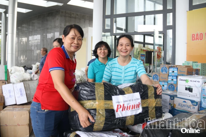 Báo và Phát thanh, Truyền hình Khánh Hòa tiếp nhận thêm 6 tấn hàng hỗ trợ người dân vùng lũ từ Báo Phụ nữ TP. Hồ Chí Minh