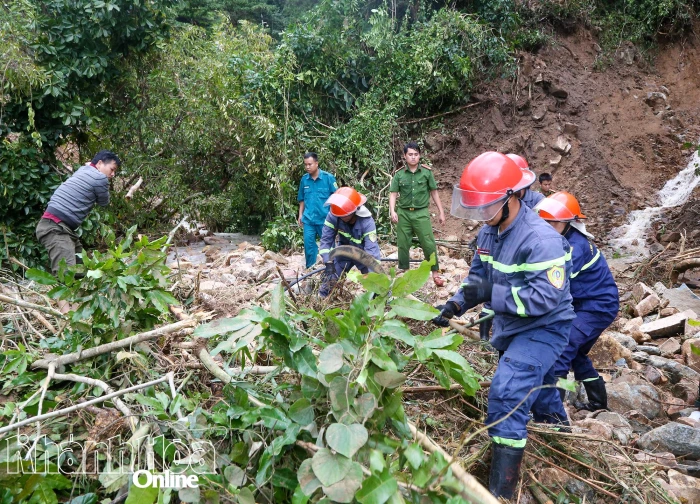 Tiếp cận hiện trường, tìm kiếm nạn nhân còn mất tích trong vụ sạt lở trên đèo Khánh Sơn
