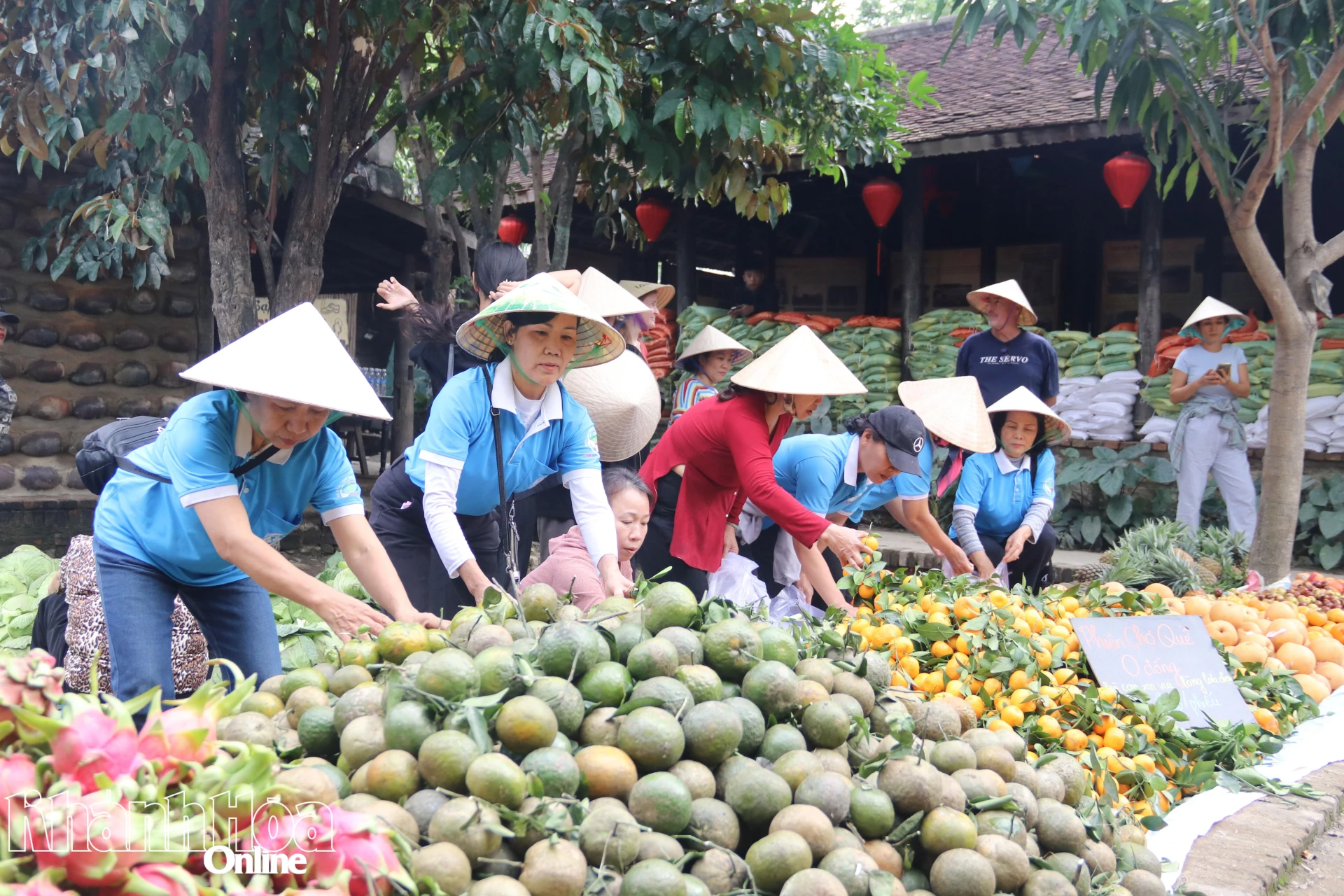 Ấm áp phiên chợ quê 0 đồng hỗ trợ người dân sau mưa lũ