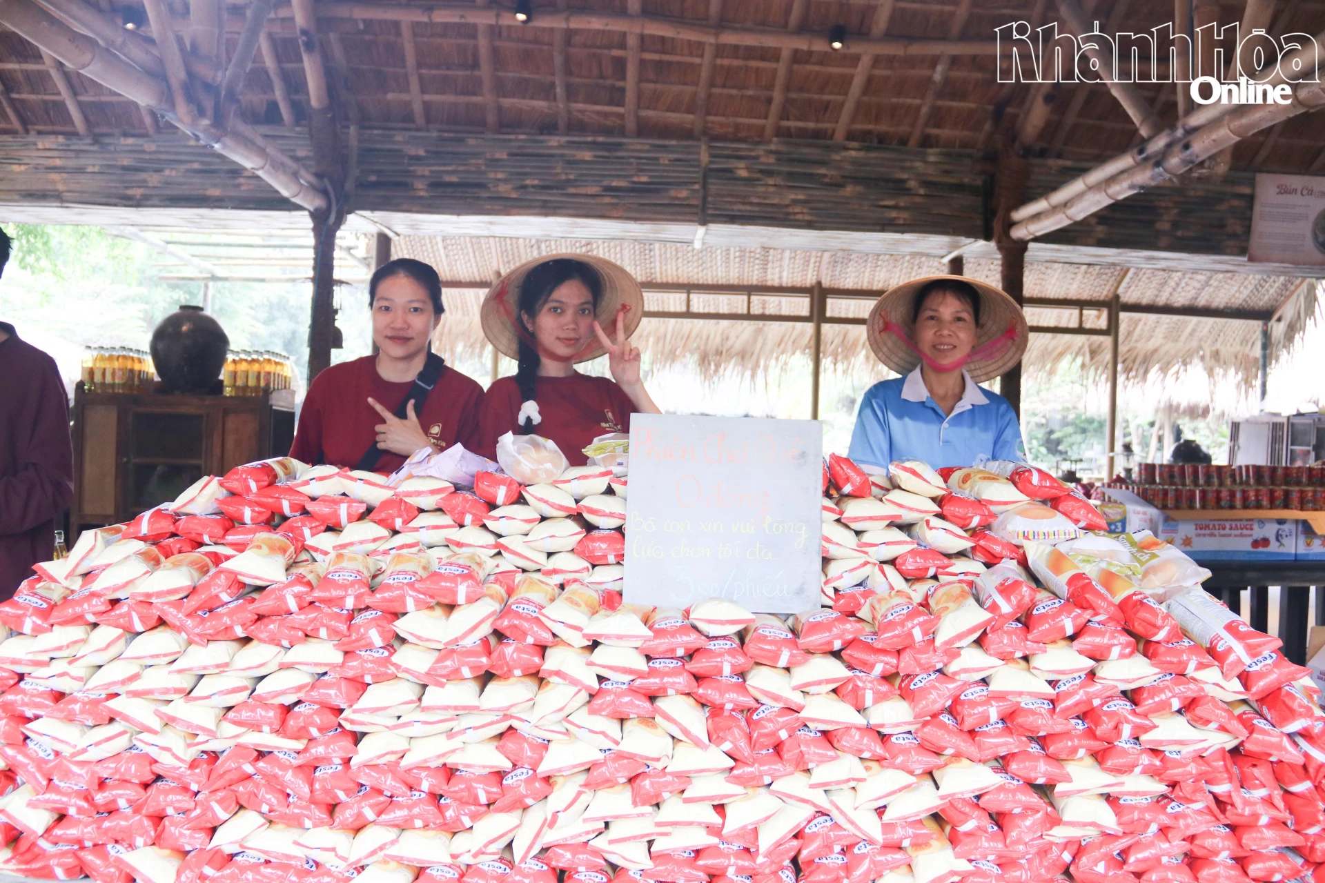 Gian hàng bánh tại phiên chợ.
