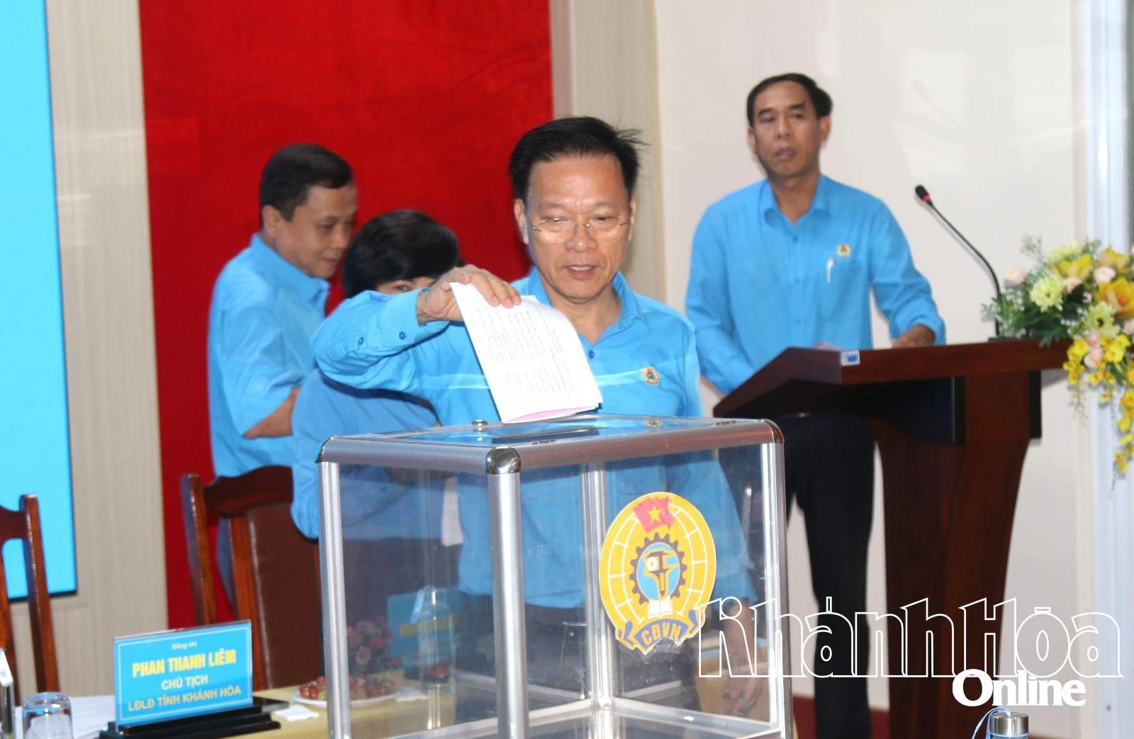 

Các đại biểu bỏ phiếu lấy ý kiến giới thiệu nhân sự tham gia Ban Chấp hành, Ủy ban Kiểm tra và các chức danh Liên đoàn Lao động tỉnh, nhiệm kỳ 2025-2030.