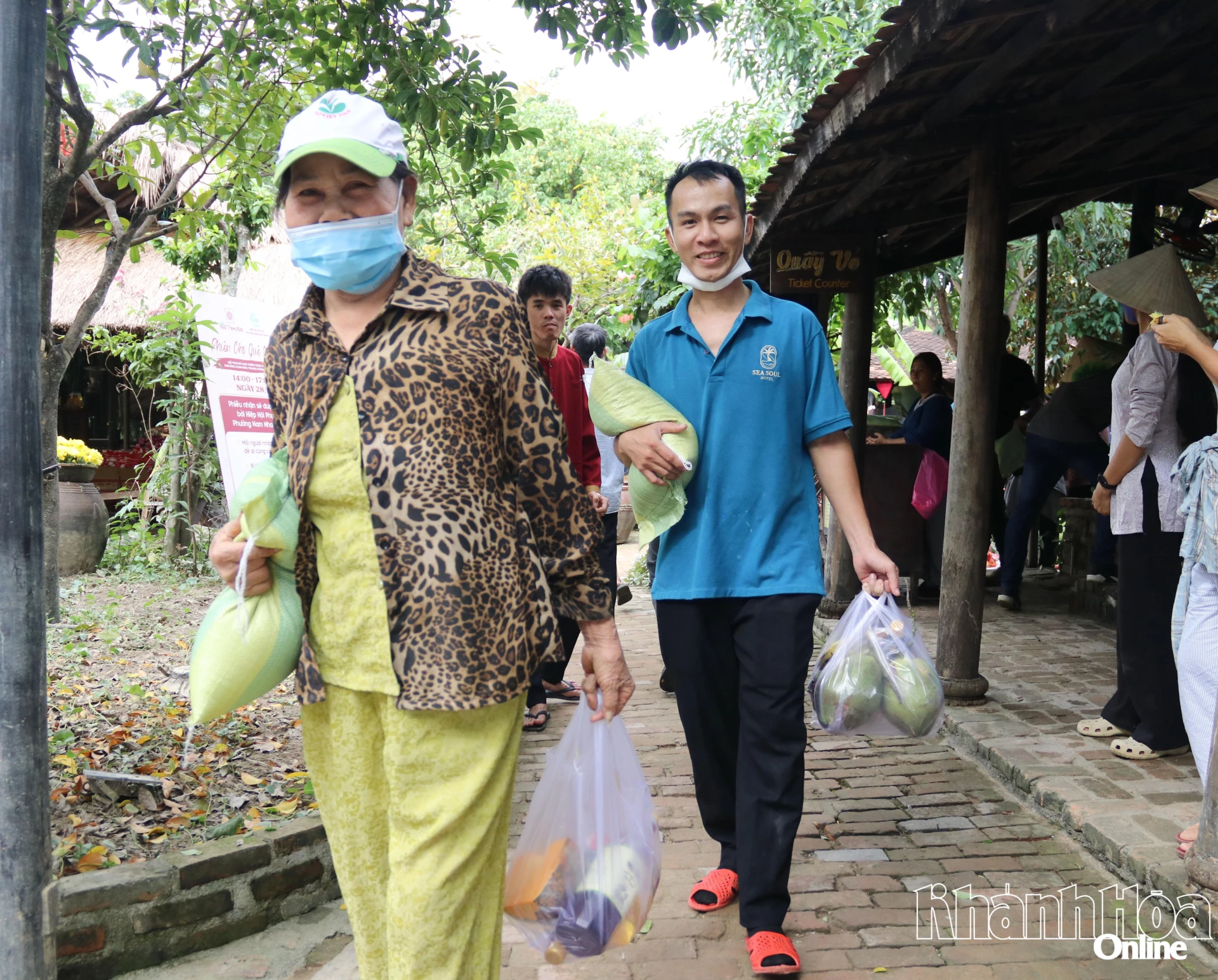 Người dân vui vẻ ra về sau khi lựa chọn được những món hàng thiết yếu.