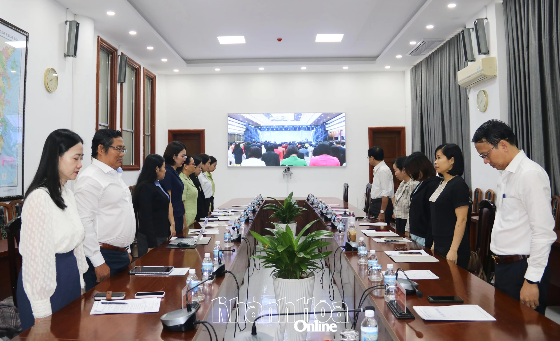 Các đại biểu mặc niệm tưởng nhớ người dân bị thiệt mạng do mưa lũ gây ra.