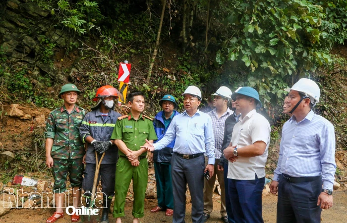 Chạy đua với thời tiết để tìm kiếm nạn nhân vụ sạt lở trên đèo Khánh Sơn